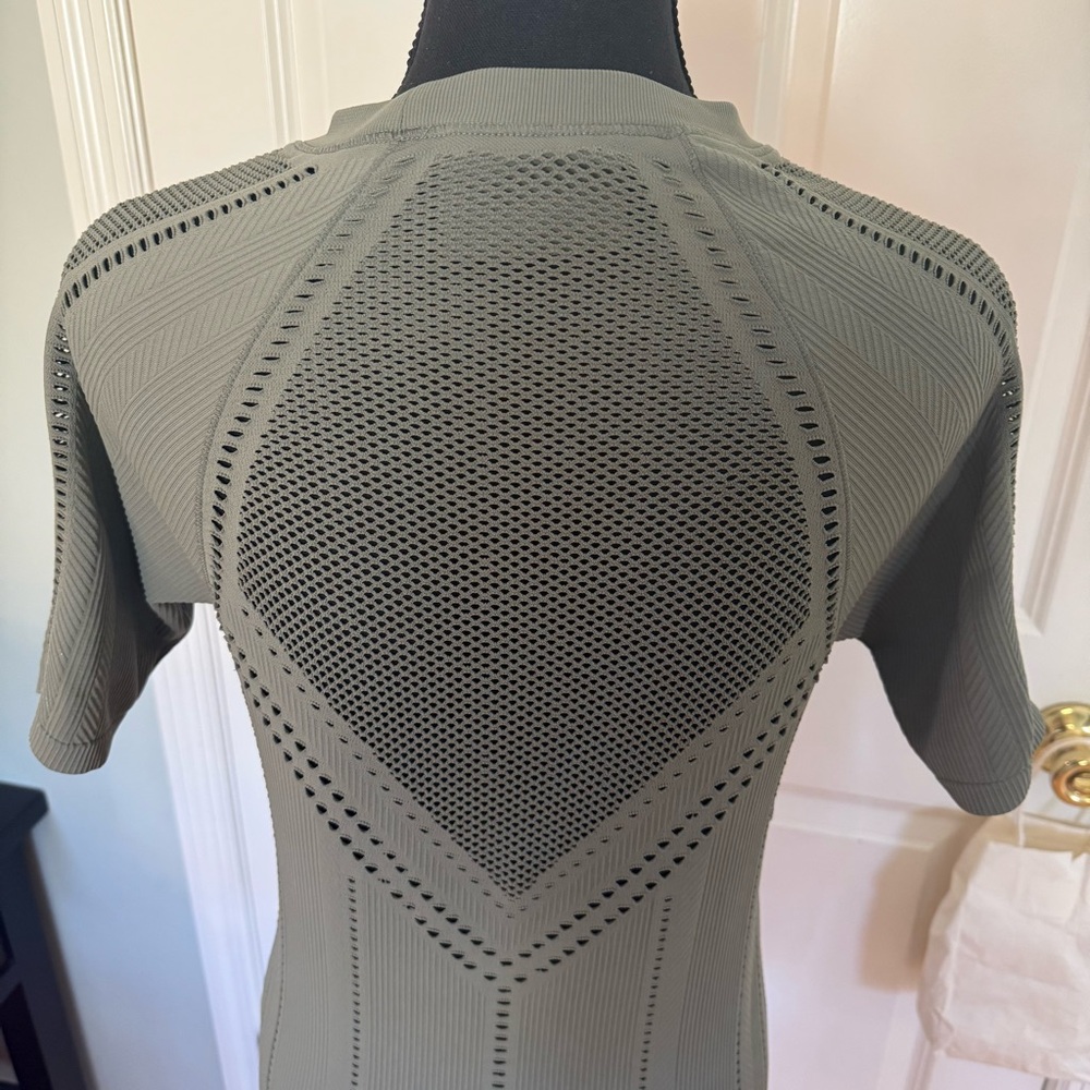 Athleta Womens Green Short Sleeve Compression T-Shirt Vented Mesh Oxygen Sz M - Picture 4 of 16